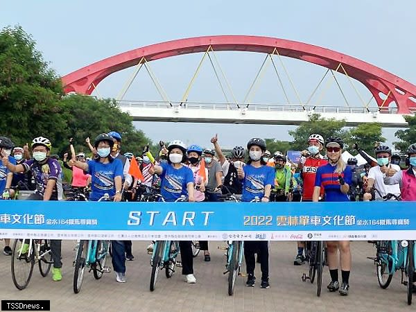 縣長張麗善、文化觀光處長陳璧君、土耳其單車女神徐甘舒等人領騎縣長張麗善、文化觀光處長陳璧君、土耳其單車女神徐甘舒等人領騎鳴槍GO！。（記者劉春生攝）