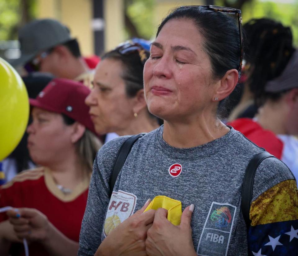 Silviana Lazaro no puede contener las lágrimas durante una manifestación en el Gimnasio José Martí de Miami en apoyo a las elecciones presidenciales del domingo, 28 de julio de 2024.