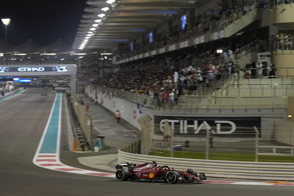 El monegasco Charles Leclerc, de Ferrari, corre el Gran Premio de Abu Dabi, Emiratos Árabes Unidos, el domingo 20 de noviembre de 2022 (AP Foto/Hussein Malla)