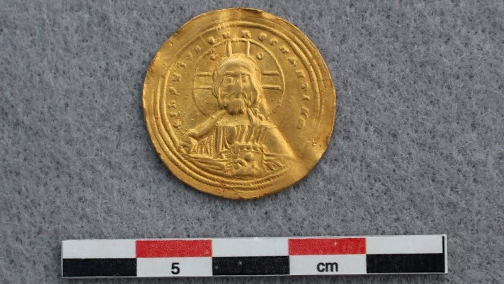  A gold coin depicting Jesus Christ. . 