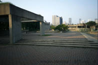 Le square Viger est l’un des plus anciens de Montréal, aménagé à partir d’espaces de marché remontant aux années 1810. Outre son prestige dont témoignent les édifices remarquables qui l’entourent – résidences, église, gare, anciennes Hautes Études Commerciales, le square était aussi un lieu d’indigence et d’itinérance dès le 19e siècle. (Photo: itml.org, légende: Héritage Montréal)