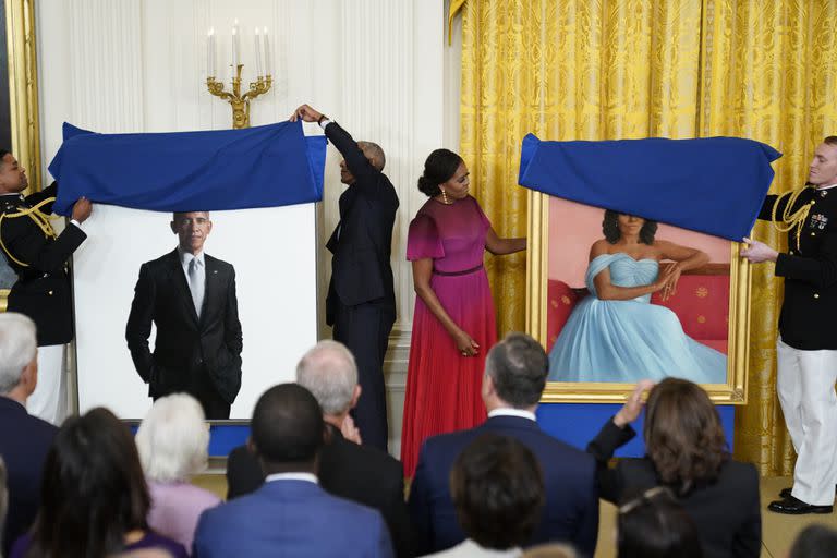 El expresidente Barack Obama y Michelle Obama presentan sus retratos oficiales de la Casa Blanca durante una ceremonia en el Salón Este de la Casa Blanca, el miércoles 7 de septiembre de 2022, en Washington. (AP Photo/Andrew Harnik)