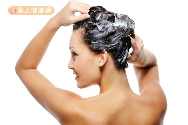 洗髮精的最主要功能在於清潔，成分太複雜反而可能增加頭皮的負擔。