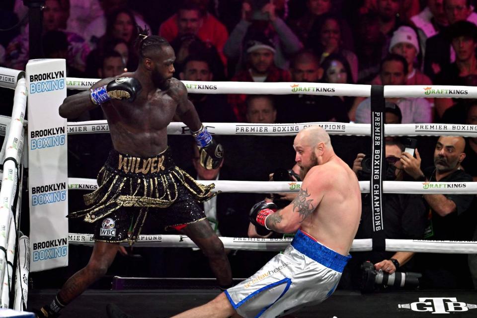 Deontay Wilder defeats Robert Helenius.