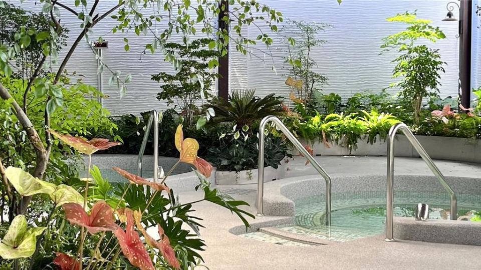 冠翔泉旅設有含漢方及草本精油的舒緩養生池，提供專屬住客豐富、多樣化的泡湯選擇。圖／冠翔泉旅提供