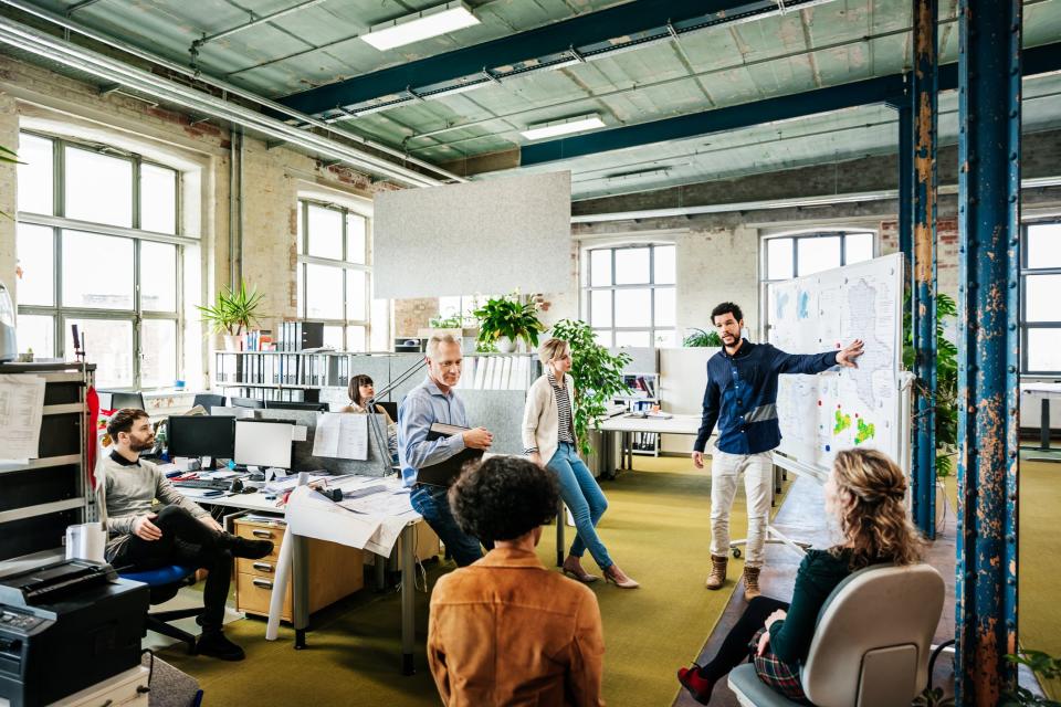 Veränderung führt oft erst einmal ins Ungewisse – das mögen weder Mitarbeitende noch Chefs. (Symbolbild) - Copyright: Tom Werner/Getty Images