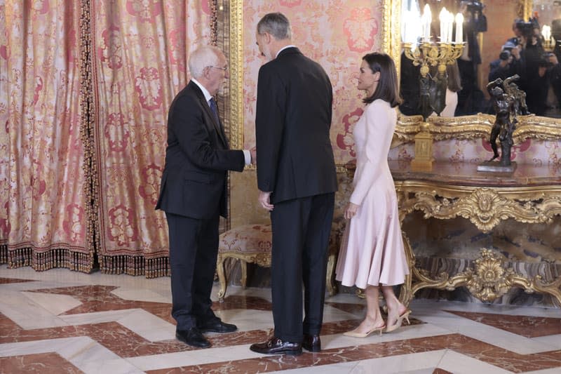 Reyes Felipe y Letizia con Luis Mateo Díez 