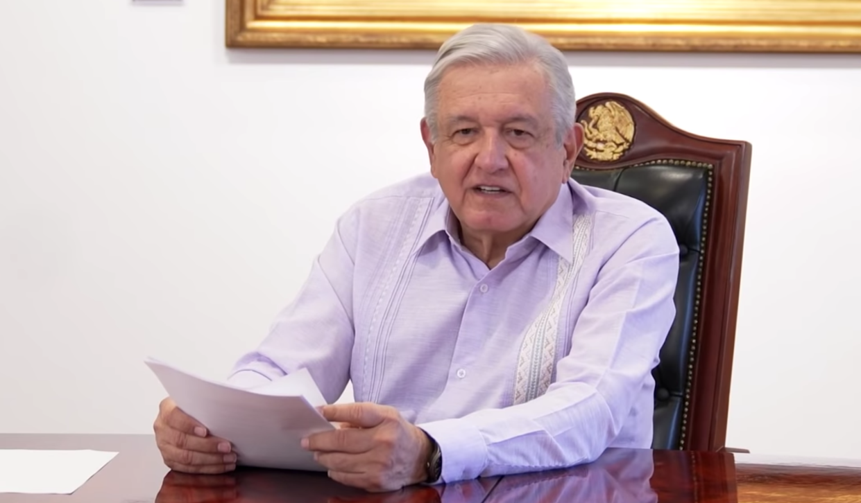 En su sexto día de recuperación tras dar nuevamente positivo a Covid, el presidente Andrés Manuel López Obrador reapareció este domingo en un video mensaje grabado en una de sus oficinas de Palacio Nacional (Foto: captura de pantalla de video grabado en una oficina del Palacio Nacional).