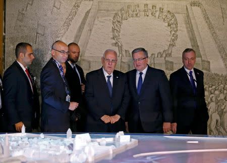 Israel's President Reuven Rivlin (C) and Polish counterpart Bronislaw Komorowski (2nd R) visit newly built Museum of the History of Polish Jews in Warsaw October 28, 2014. REUTERS/Kacper Pempel