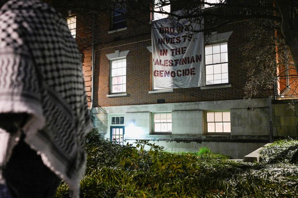 2023年11月27日，美國布朗大學學生在校內守夜抗議針對巴勒斯坦的仇恨行為；此前兩天，該校1名學生和另外2名大學生在佛蒙特州遭遇槍擊受傷，3人都是巴勒斯坦裔。路透社