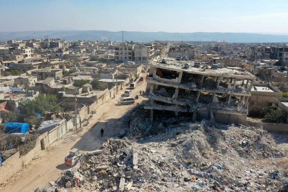 Les débris d'un bâtiment effondré dans la ville de Jindayris, tenue par les rebelles syriens, le 15 février 2023, après le tremblement de terre du 6 février qui a frappé la Turquie et la Syrie. - OMAR HAJ KADOUR / AFP