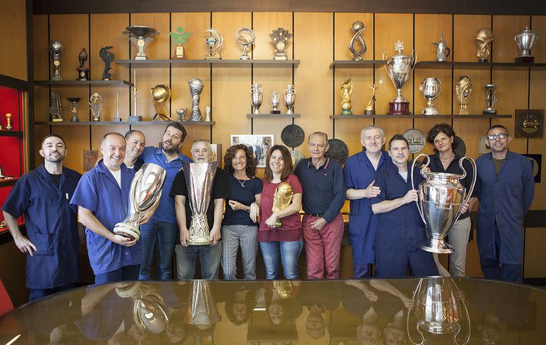 GDE Bertoni, la empresa líder en diseño y manufactura de copas, medallas y trofeos de todo tipo que fabrica la Copa del Mundo