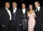 <p>George Clooney, Elliott Gould, Brad Pitt, Catherine Zeta-Jones und Damon posierten gemeinsam bei der Premiere des zweiten Films der „Ocean’s“-Trilogie am 8. Dezember 2004. (<i>Bild: Lester Cohen/WireImage)</i></p>