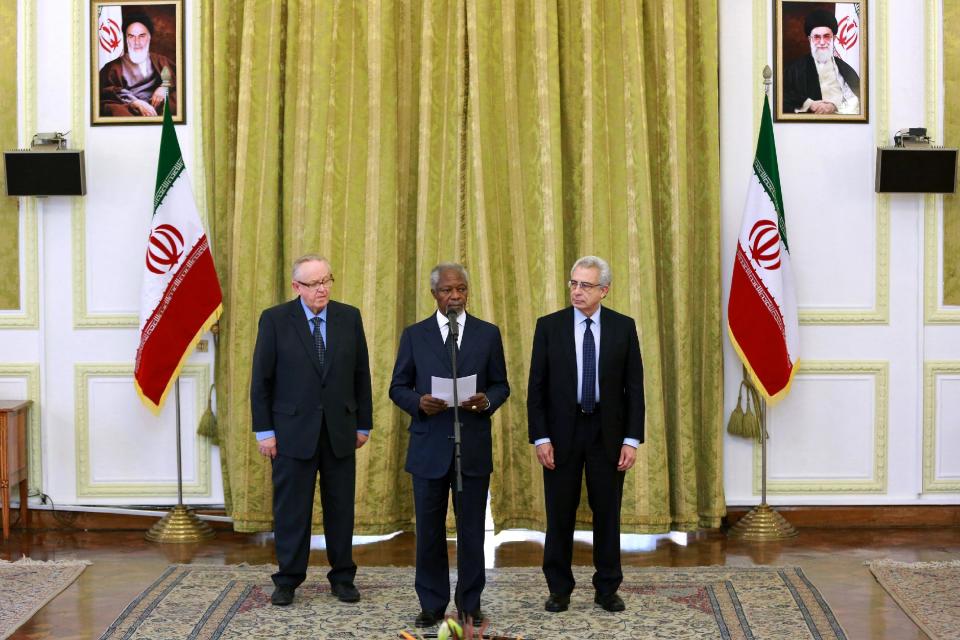 Kofi Annan, former U.N. secretary general, center, with Martti Ahtisaari, former president of Finland, left, and Ernesto Zedillo, Mexico's ex-president, right, reads a statement at the conclusion of his meeting with Iran's Foreign Minister Mohammad Javad Zarif in Tehran, Iran, Monday, Jan. 27, 2014. The former head of the United Nations urged Iran Monday to build on a historic deal reached with world powers in November and work toward a final settlement over its contested nuclear program. Annan, who is heading a group of ex-world leaders known as "The Elders," made the comments after a meeting with Iran's Foreign Minister Mohammad Javad Zarif Monday. (AP Photo/Ebrahim Noroozi)
