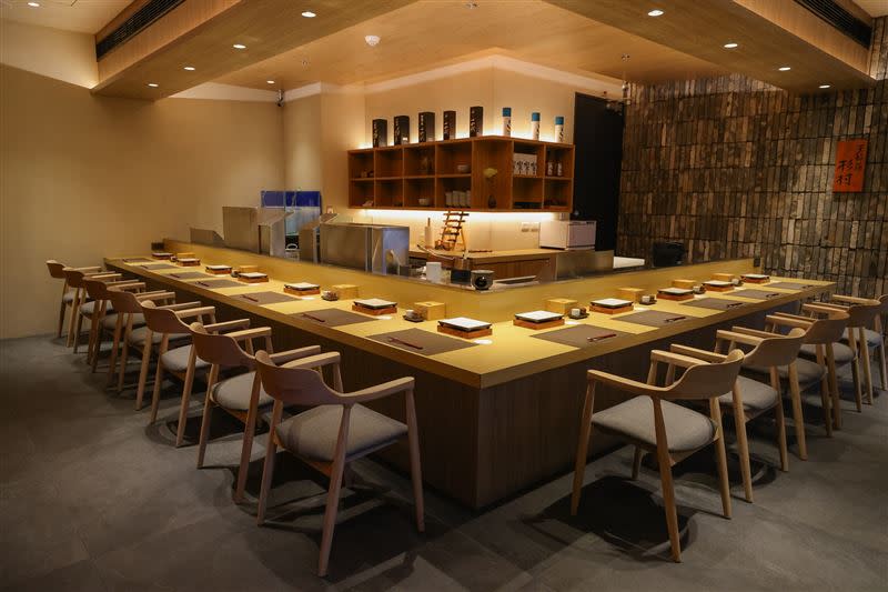 空間設計融合日式沉著文化與現代典雅美學，以淺原木風格營造出明亮質樸的氛圍，營造出輕鬆舒適的用餐環境。