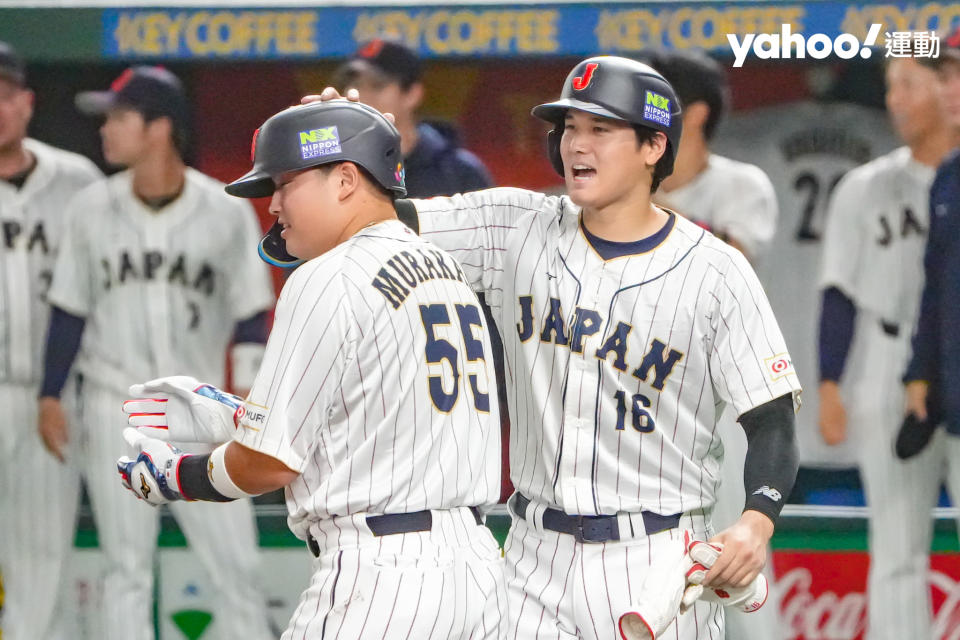 日本武士隊大谷翔平回本壘摸著村上宗隆的頭。（呂權紘／攝）（20230316）