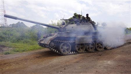 A Congolese army tank moves into position as they advance against the M23 rebels in Kibumba, north of Goma October 27, 2013. REUTERS/Kenny Katombe