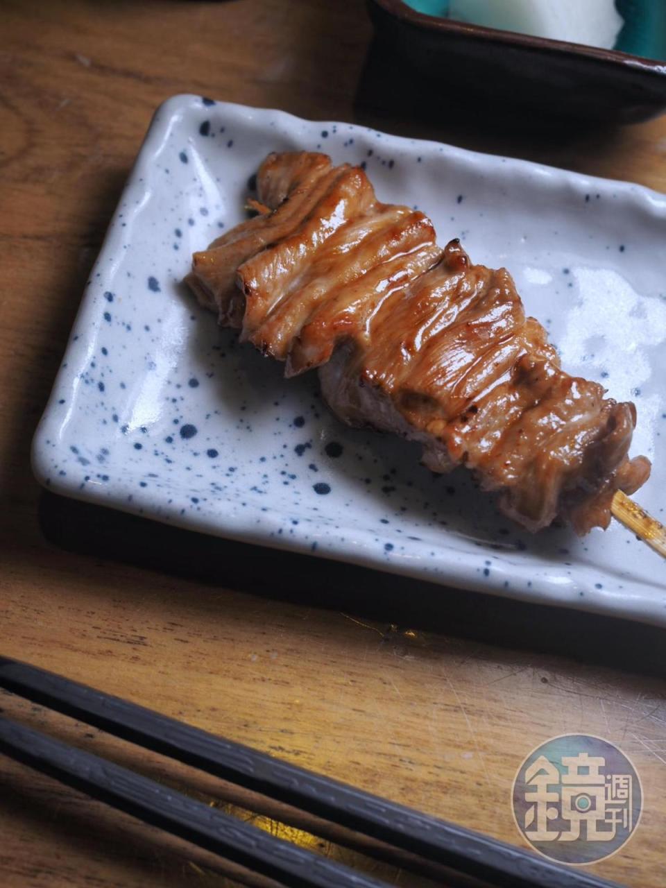 以蛇串手法處理的雞腿肉，能巴上更多醬汁，鹹甘油潤。（日向特別套餐內容）