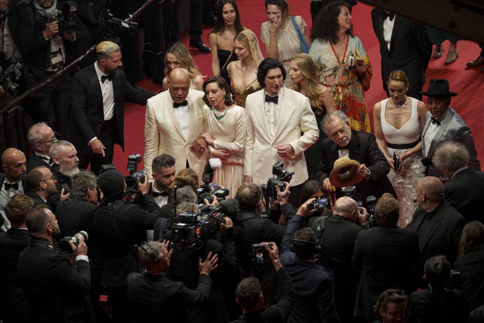 Shia LaBeouf, de izquierda a derecha, Laurence Fishburne, Aubrey Plaza, Adam Driver, el director Francis Ford Coppola, Nathalie Emmanuel y Giancarlo Esposito posan al salir de la premiere de 'Megalopolis' en la 77a edición del Festival de Cine de Cannes en Francia el jueves 16 de mayo de 2024. (Foto Andreea Alexandru/Invision/AP)