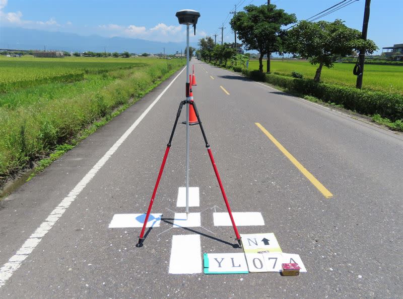 路面上的神祕十字標記，其實是提供航空攝影測量時的「航空測量標」。（圖／翻攝自林業保育署航測及遙測分署-360 Face 臉書）