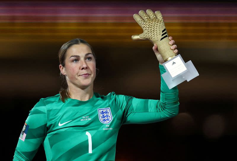 FOTO DE ARCHIVO: La inglesa Mary Earps celebra el premio de los guantes de oro en el Estadio Australia, Sídney