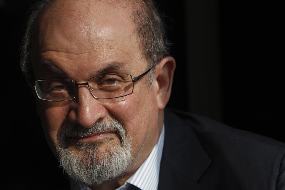「魔鬼詩篇」（The Satanic Verses）小說家75歲的魯西迪（Salman Rushdie）多年來因小說惹怒伊朗，自1980年代末期躲避「追殺令」，不幸8月12日在紐約州演說時遇刺。（路透／檔案照片）