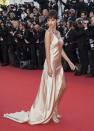 <p>Genau wie ihre Freundin Bella Hadid kam auch „Blurred Lines“-Star Emily Ratajkowski in einem schimmernden Seidenkleid: Eng anliegend und mit weitem Rückenausschnitt wurde es zu einem sexy Outfit-Highlight auf dem roten Teppich – wobei die attraktive Trägerin vermutlich auch in einem Kartoffelsack alle Blicke auf sich ziehen würde. (Bild: AP Photo) </p>