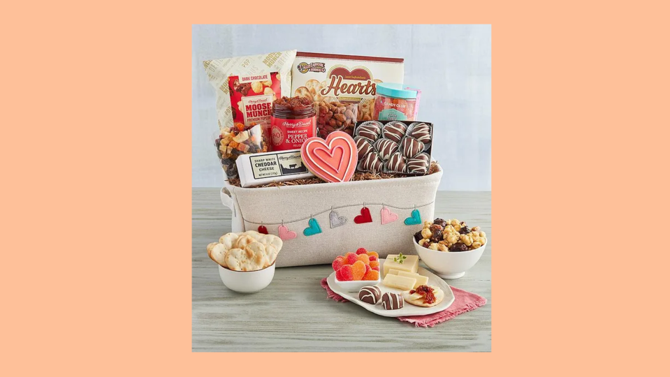 Best Valentines Day Gift Baskets: Harry and David Deluxe Valentine's Day basket