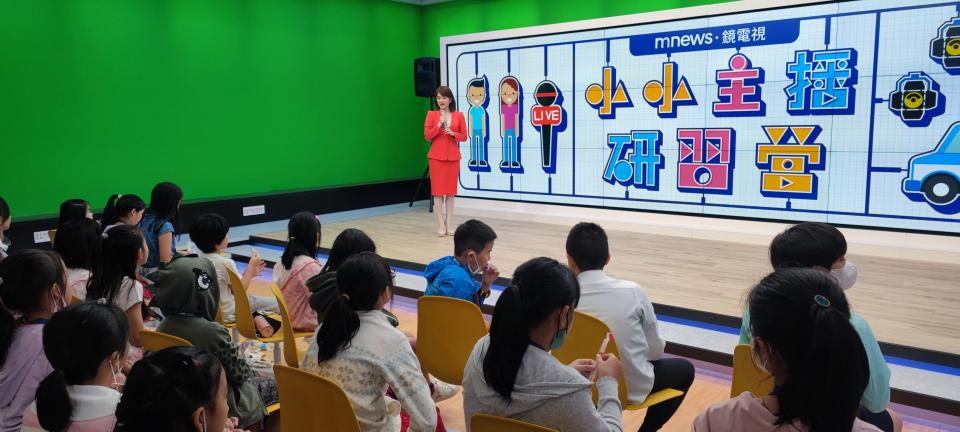 主播陳璽鈞帶著小學員們練習如何當主播播報新聞，並對他們的表現稱讚不已。