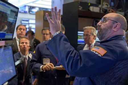 Traders work on the floor of the New York Stock Exchange September 17, 2015. REUTERS/Brendan McDermid