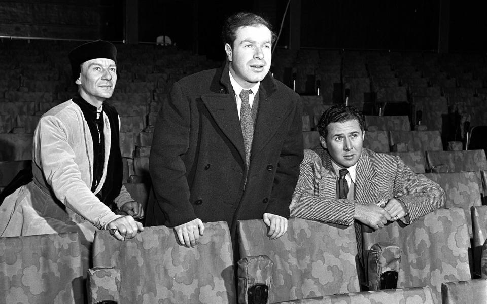 Peter Brook (centre) with John Gielgud (left) and Anthony Quayle, in 1950 - Popperfoto