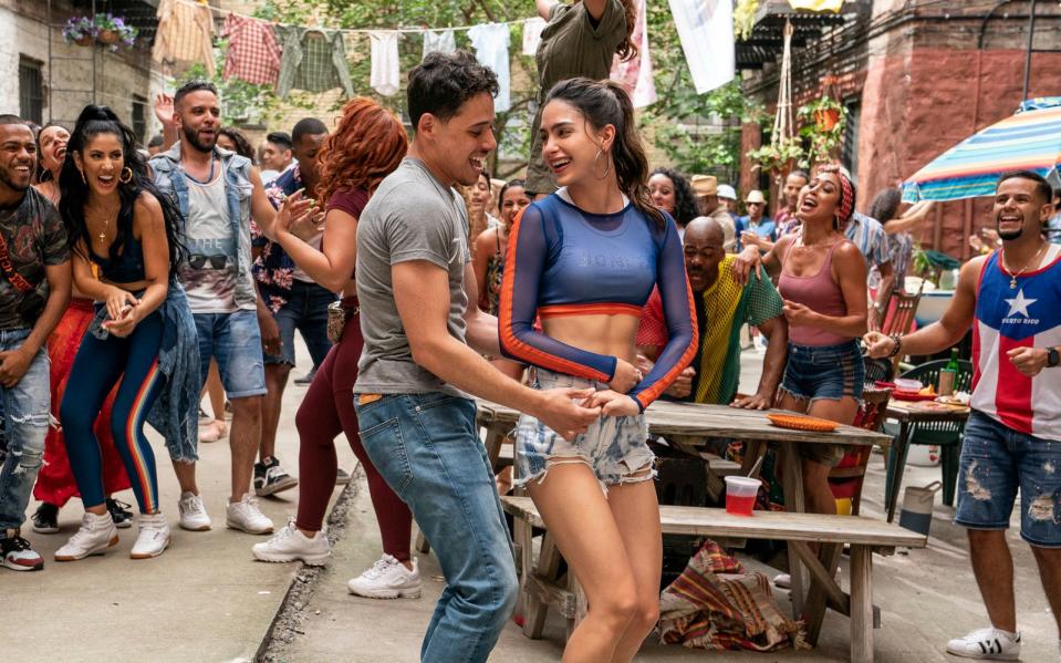 In New York verliebt sich Bodega-Besitzer Usnavi (Anthony Ramos) in Vanessa (Melissa Barrera). (Bild: Warner Bros.)