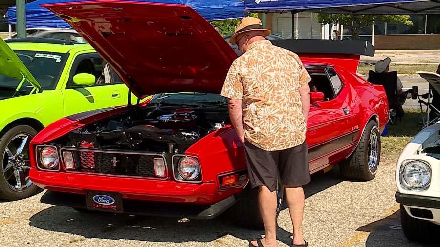 Car enthusiasts flock to 28th Street Metro Cruise