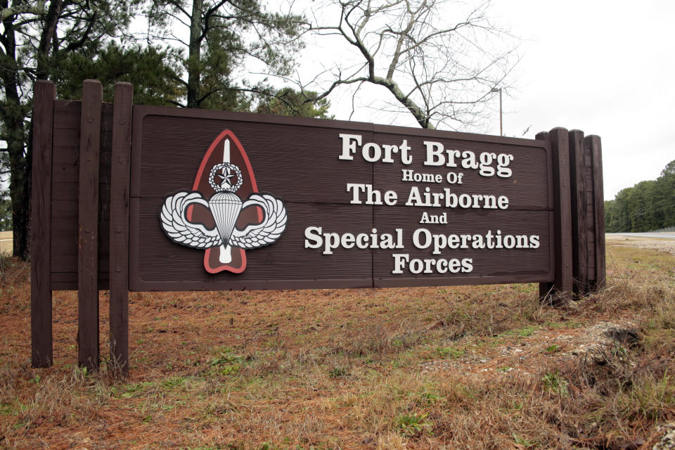 Señal a la entrada de la base de Fort Bragg (AP/Chris Seward, archivo)