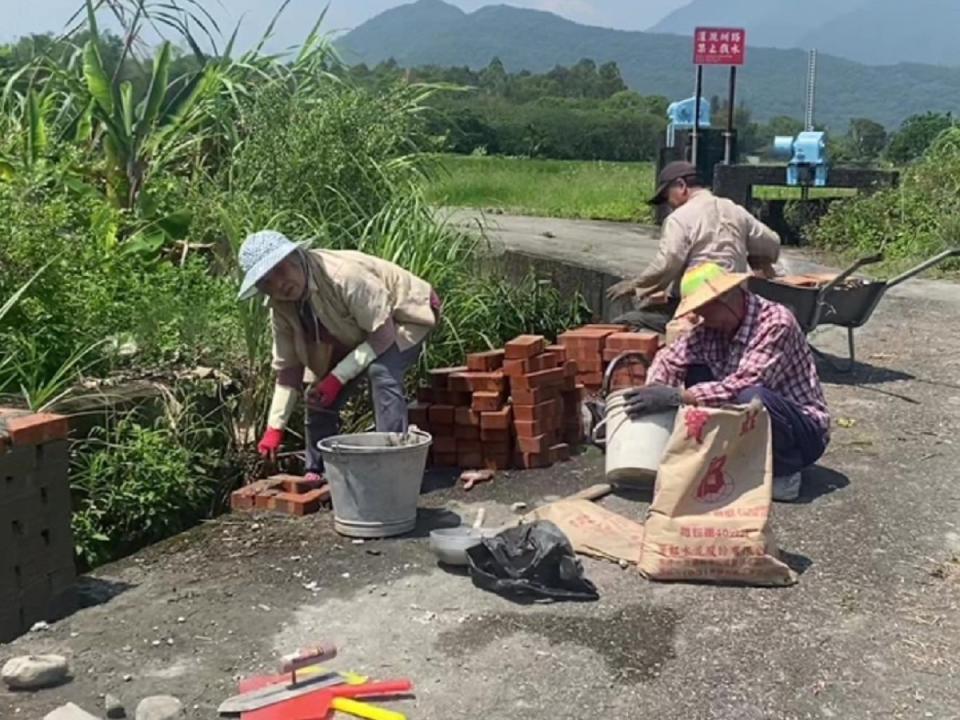 村莊高齡女性長者展現專長，在水圳機組旁砌作了石墩護欄以策安全。（圖：南華社區發展協會提供）