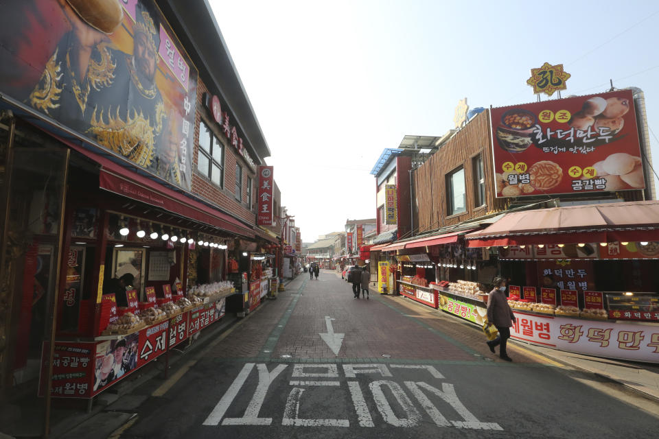 Calle casi desierta del barrio chino de Incheon, Corea del Sur, en foto del 14 de febrero del 2020. La gente trata de salir poco por temor al coronavirus. (AP Photo/Ahn Young-joon)