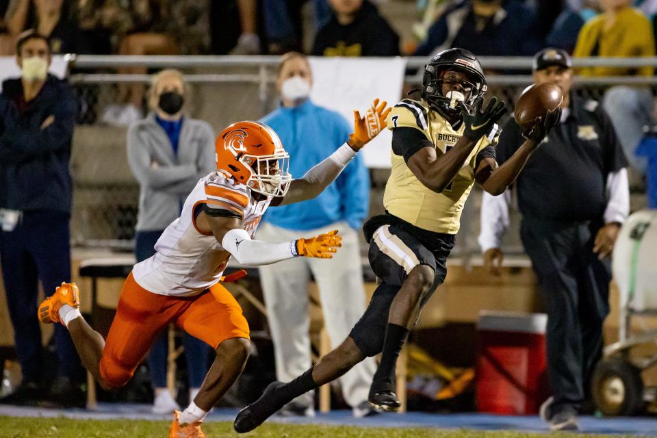 Buchholz Bobcats wide receiver Quan Lee (7) catches a pass for a touchdown during the first half against the University Titans at Citizens Field in Gainesville, FL on Friday, November 19, 2021.