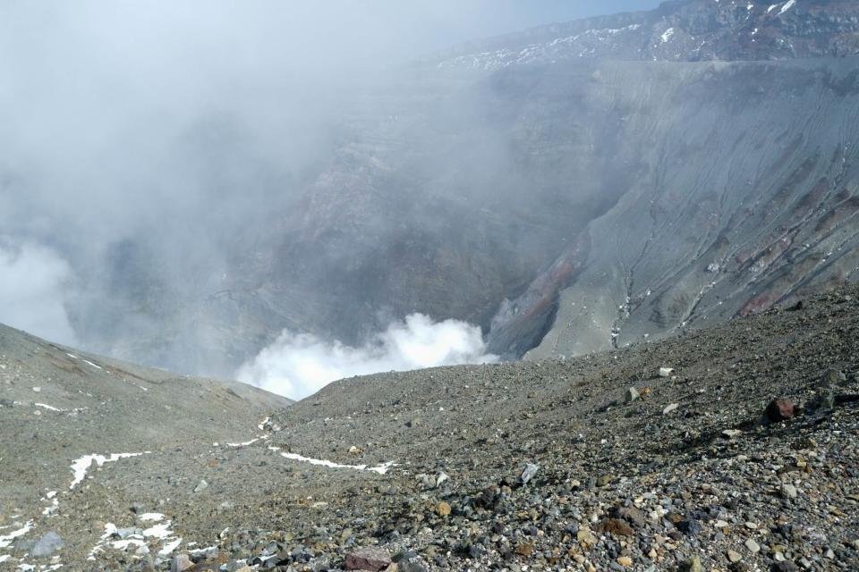 遊客可以選擇搭乘直升機，從高空鳥瞰壯麗的火山景色。