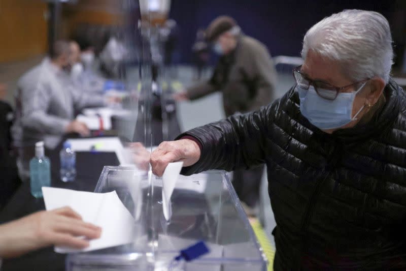 Una persona deposita su voto en un colegio electoral durante las elecciones autonómicas en Cataluña, en medio del brote de la enfermedad del coronavirus (COVID-19), en Sant Julia de Ramis, cerca de Girona, España.