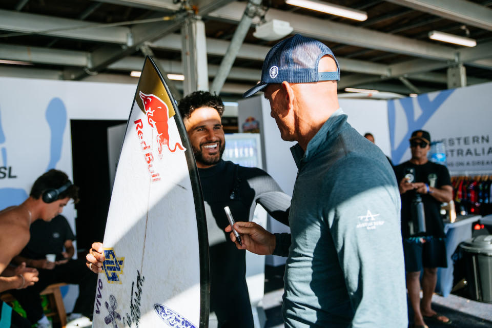Real recognize real..Kelly signs Italo's board.<p>Photo: WSL/Beatriz Ryder</p>
