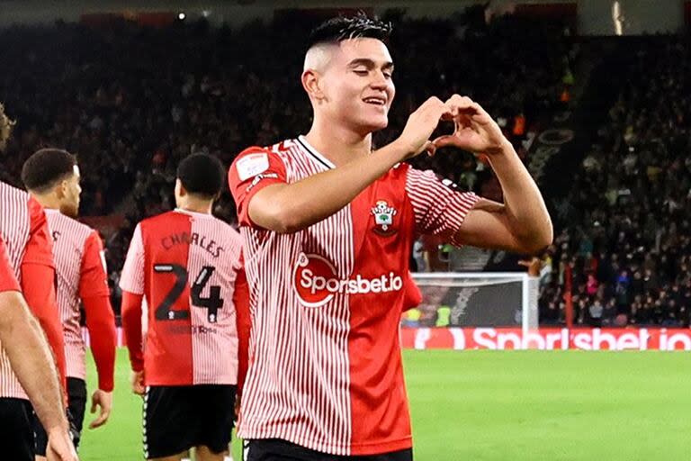 Carlos Alcaraz, con la camiseta de Southampton, festeja un gol ante Plymouth Argyle, por el Championship, anotado el 29 de diciembre de 2023