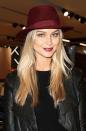 Ayris pouted and posed her burgundy red lips and matching hat like a professional at the Sydney opening of FOREVER 21. We totally dig her dip-dyed blonde locks with that subtle reverse balayage, which works perfectly against her glowing skin and shimmery lids.