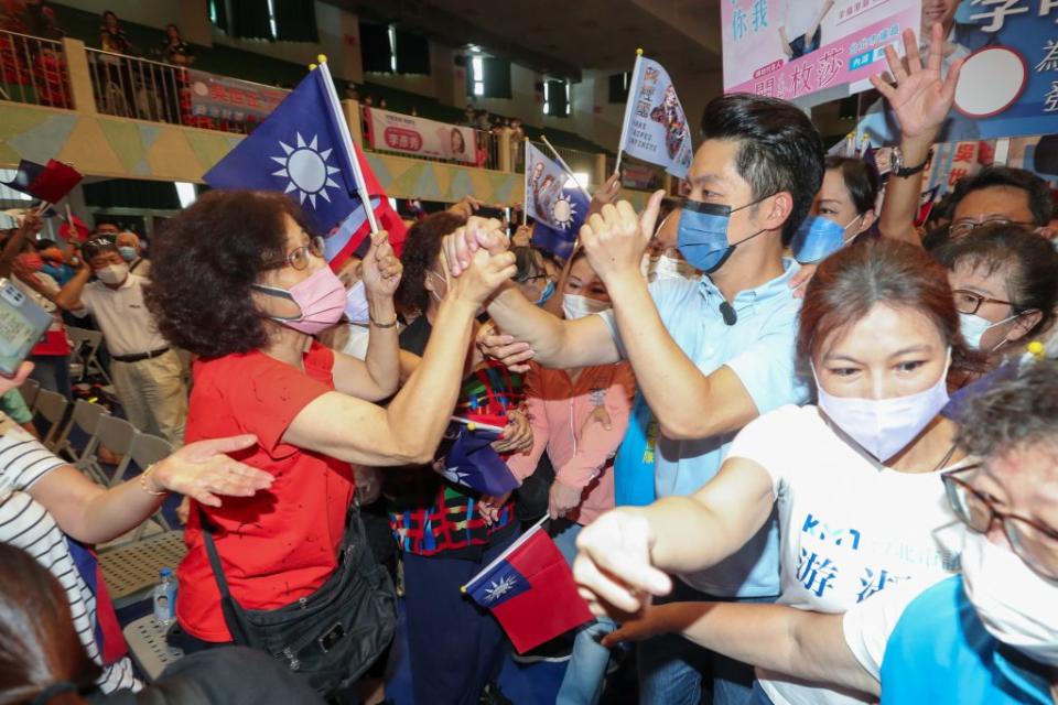 國民黨台北市長參選人蔣萬安（前右三）二十七日出席內湖後援會成立大會，受到民眾熱烈歡迎。 （中央社）