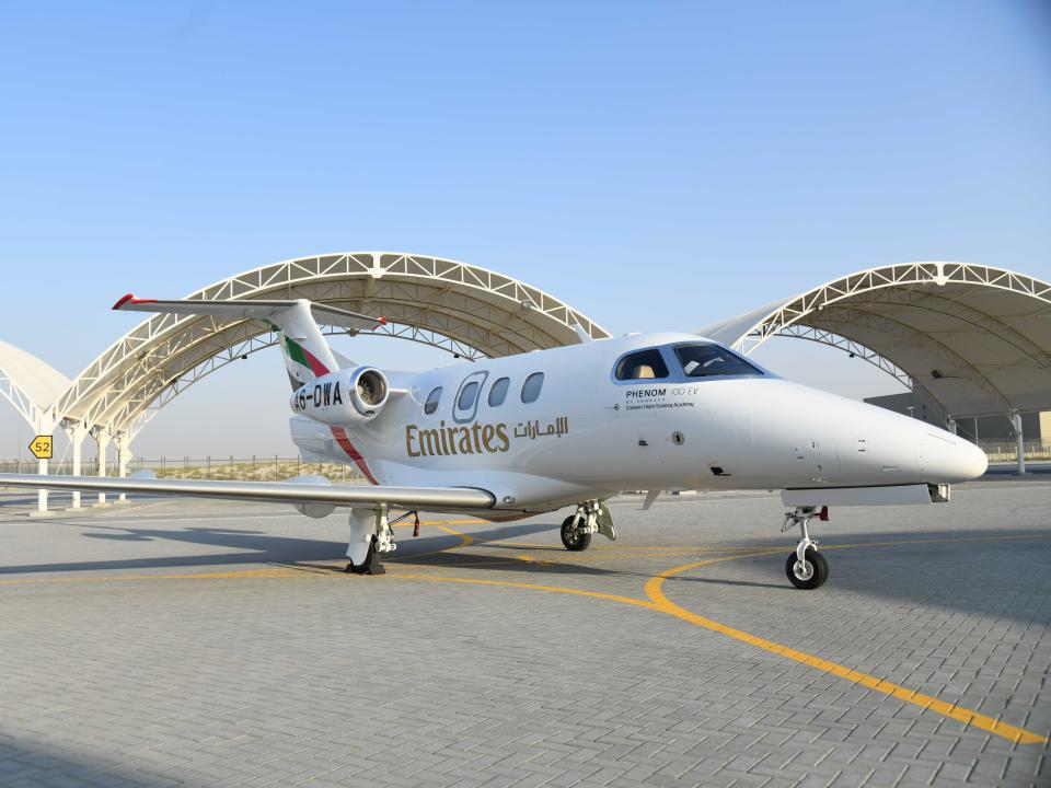 طائرة طيران الإمارات فينوم 100EV الخاصة على مدرج المطار بلون طيران الإمارات.