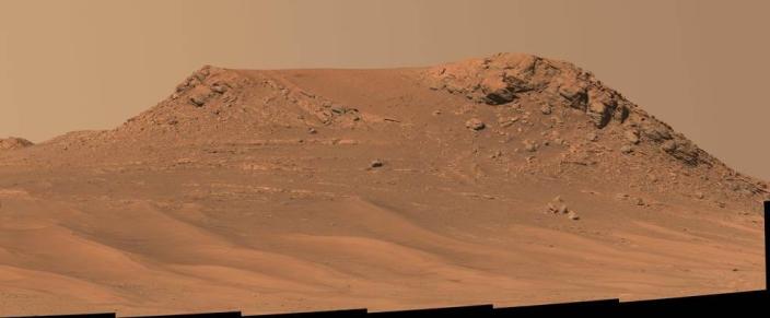 imagen de una colina rocosa roja en Marte