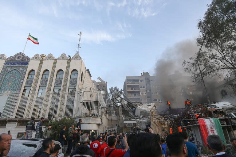 Personal de emergencia y seguridad busca entre los escombros en el lugar de los ataques que impactaron en un edificio anexo a la embajada iraní en la capital de Siria, Damasco, el 1 de abril de 2024.