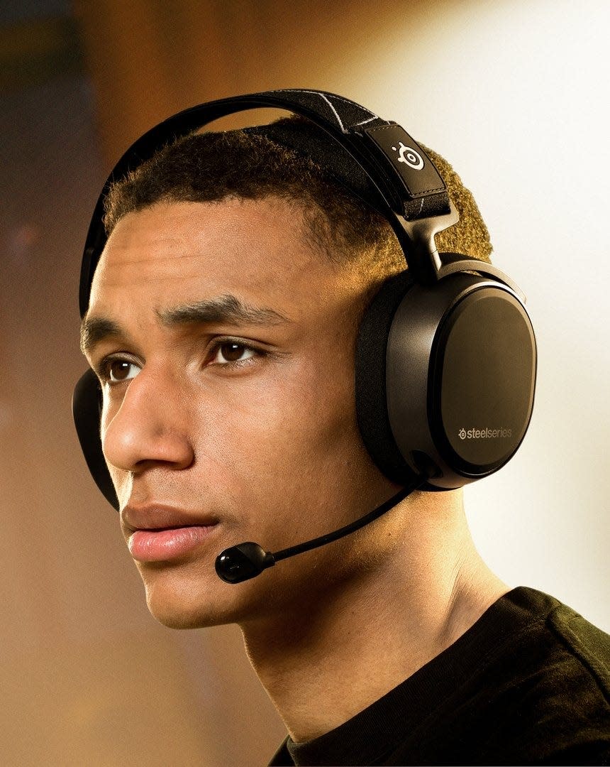 SteelSeries' Arctis 9 Wireless uses similar technology adopted by aircraft carrier deck crews and a Discord-certified microphone that provides clear audio (to whom you’re yelling at, or with!), with noise cancellation.