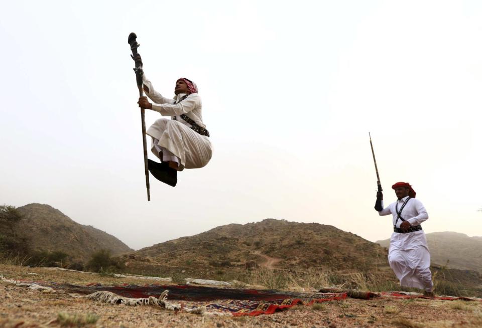 Las danzas no faltan en estos festejos, siendo la compañera de baile la tradicional escopeta.<br><br>Crédito: REUTERS/Mohamed Al Hwaity