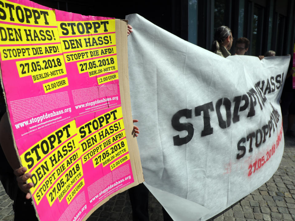 “Stoppt den Hass”: AfD-Gegner wollen in Berlin auf die Straße gehen. (Bild-Copyright: Wolfgang Kumm/dpa)