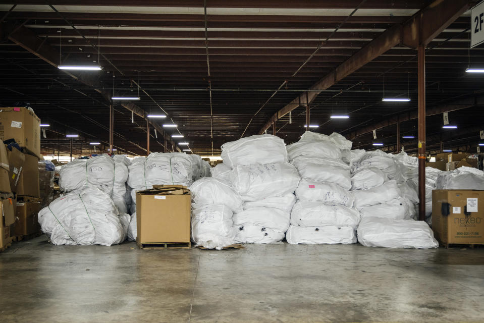 Enormes paquetes de zapatos de invierno que todavía no son enviados al extranjero desde el almacén de Soles4Souls en Wadley, Alabama, debido a la escasez de contenedores, el 17 de septiembre de 2021. (Audra Melton/The New York Times)